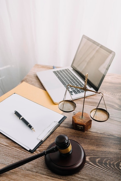 Justitie en recht concept Mannelijke rechter in een rechtszaal met de hamer werken met computer en toetsenbord bril op tafel in ochtendlicht docking