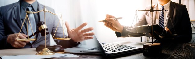 Justitie en recht concept Mannelijke rechter in een rechtszaal met de hamer werken met computer en toetsenbord bril op tafel in ochtendlicht docking