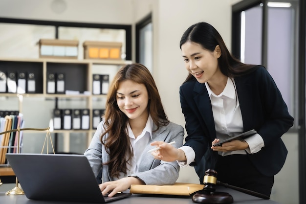 Justitie en recht concept Rechter in een rechtszaal de voorzittershamer die werkt met een digitale tabletcomputer op tafel