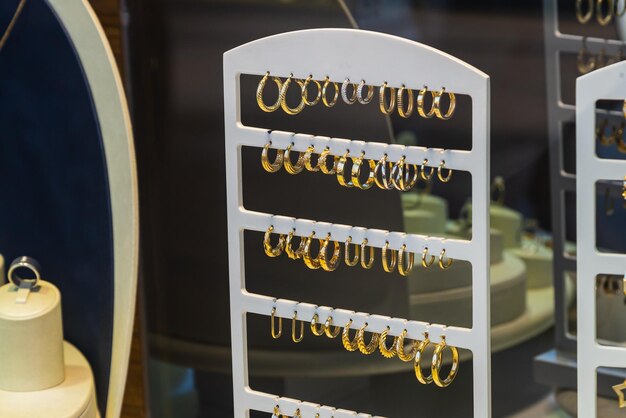 Juwelen etalage met een enorme selectie gouden en zilveren sieraden oorbellen