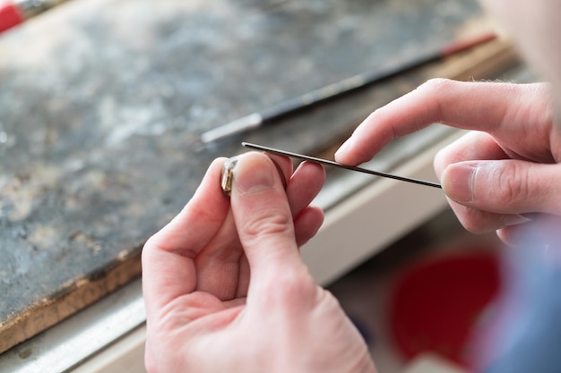 Juwelier aan het werk in sieraden.