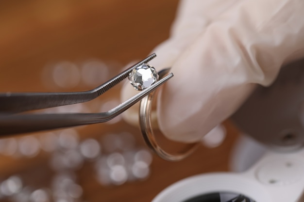 Juwelier installeert losgesneden moissanite kleur rond briljant