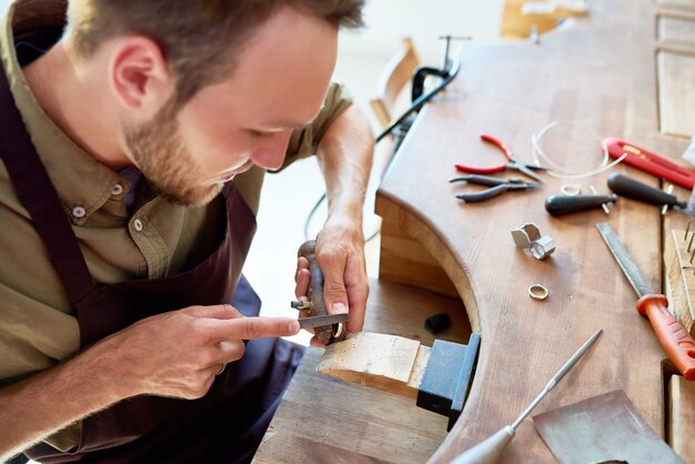 Juwelier maken ring in workshop