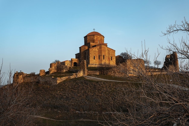 Jvari Monastery는 Mtskheta Georgia 근처에 위치한 그루지야 정교회 수도원입니다.