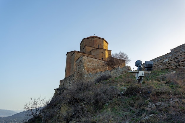 Jvari Monastery는 Mtskheta Georgia 근처에 위치한 그루지야 정교회 수도원입니다.