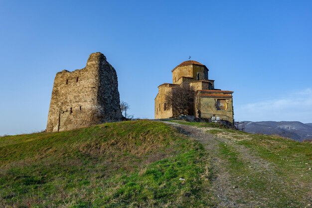 Jvari Monastery는 Mtskheta Georgia 근처에 위치한 그루지야 정교회 수도원입니다.