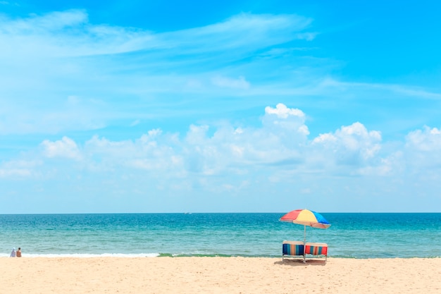 Ka-ron-strand in Phuket, Thailand. Wit zandstrand met parasol. Zomer, Reizen, Vakantie an