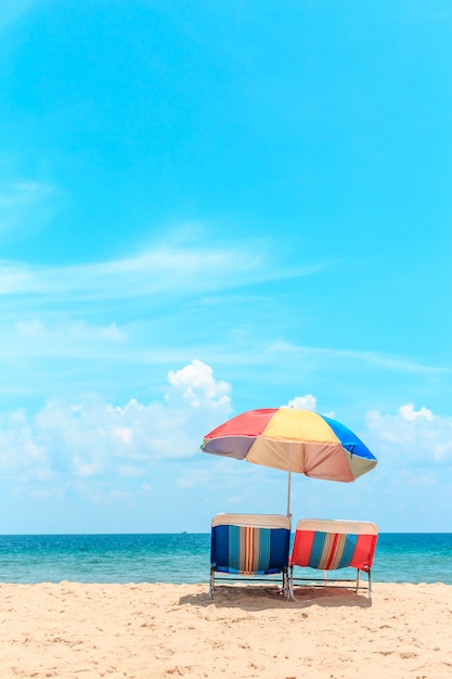 Ka-ron-strand in Phuket, Thailand. Wit zandstrand met parasol