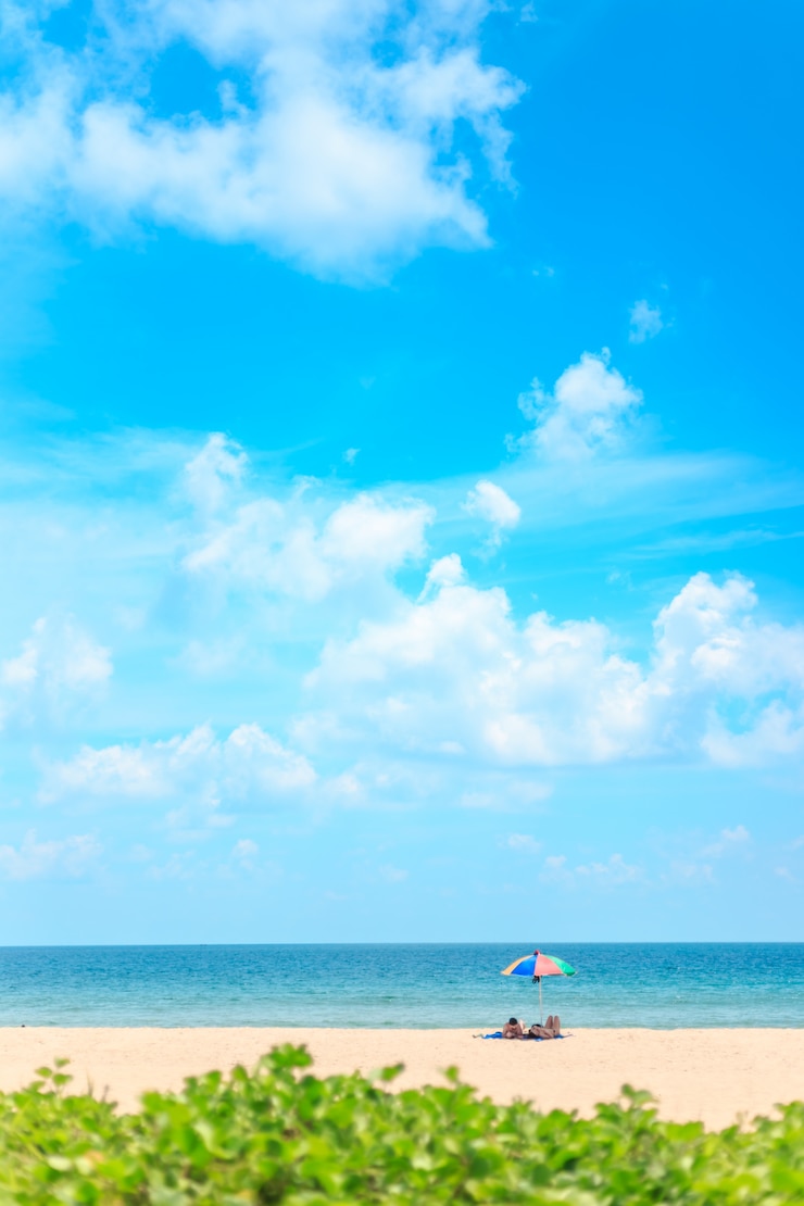 Ka-ronstrand in Phuket, Thailand. Wit zandstrand met parasol.