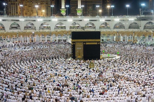 사진 전 세계의 무슬림 사람들과 함께기도하는 makkah의 kaaba