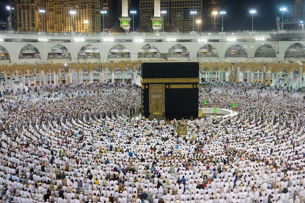 Foto kaaba in mecca con folla di musulmani in tutto il mondo che prega insieme