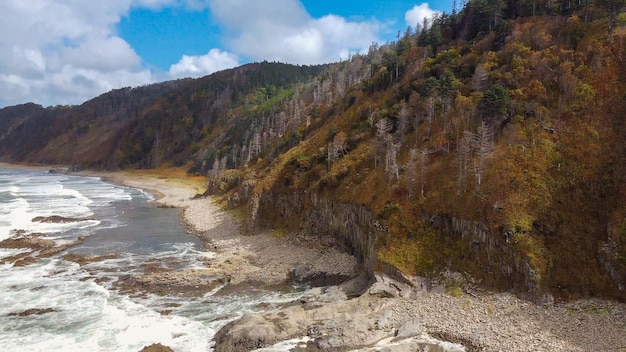 Kaap Stolbchaty op het eiland Kunashir Koerilen-eilanden vanuit de lucht drone oogpunt