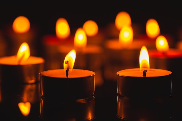 kaars brandende kaarsen op het donkere oppervlak van herdenkingsdag Kaarsen branden in duisternis