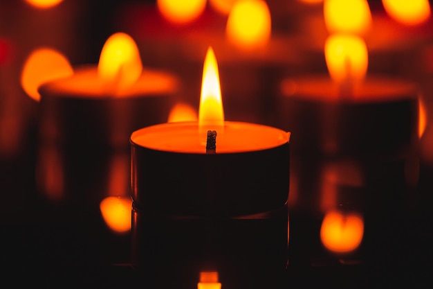 Kaars brandende kaarsen op het donkere oppervlak van herdenkingsdag kaarsen branden in duisternis