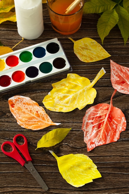 Kaars en aquarelverf om herfstbladeren te maken Kunstproject voor kinderen