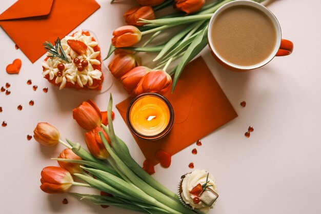 Kaars en boeket rode tulpen voorjaars esthetiek