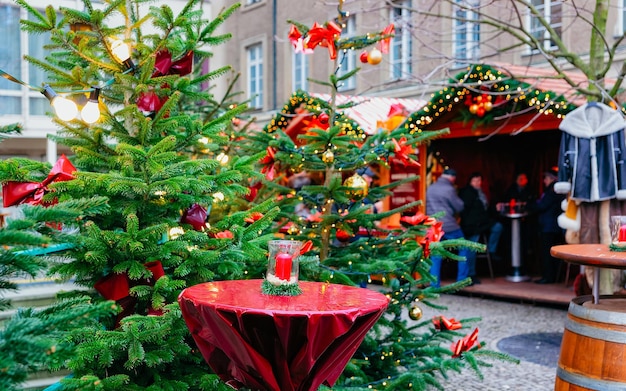 Kaars en kerstbomen op kerstmarkt in de buurt van Opera house in Berlijn van Duitsland in Europa in de winter. Duitse straat Xmas en vakantiebeurs in Europese stad of gemeente, december.