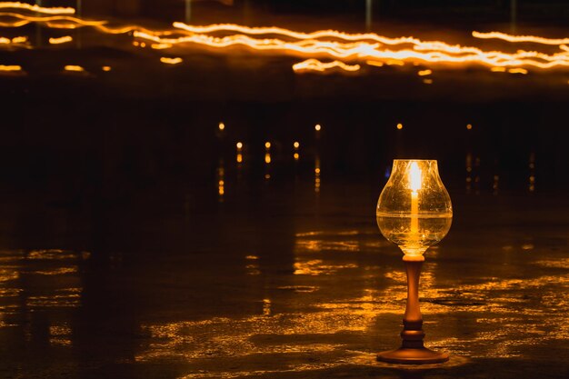 Kaars in glazen lantaarn in de nacht Boeddha Makha Bucha Day met kaarslicht voor biddende boeddhisten