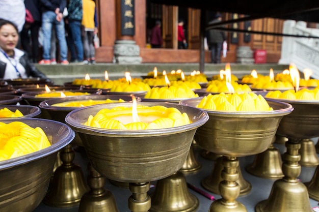 Kaarsen bij de tempel in leshan, mensen op de achtergrond, leshan, china