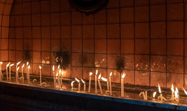 Kaarsen branden in de christelijke ceremonie van de kerk