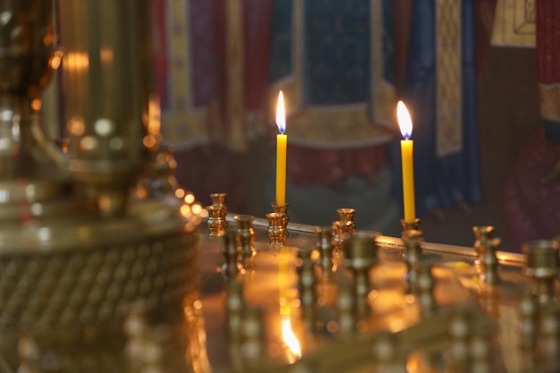 kaarsen branden in de orthodoxe kerk