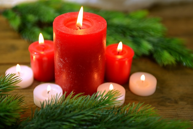 Kaarsen en kerstversiering op houten achtergrond