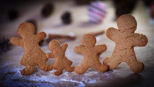 Kaarsen en peperkoekmannetjes aan de kersttafel