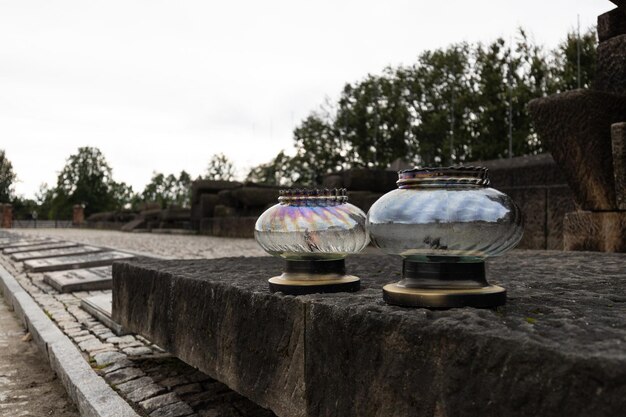 Kaarsen op het monument voor de slachtoffers van het vernietigingskamp auschwitz-birkenau