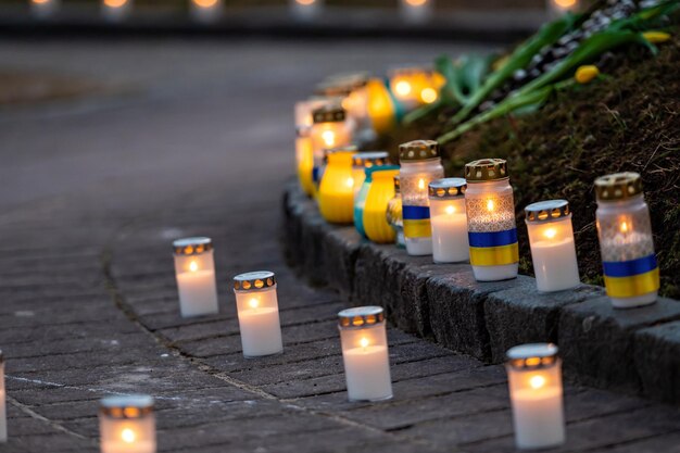 Foto kaarsen op straten voor vrede in oekraïne symboliserend om de oorlog te stoppen staan met oekraïne close-up