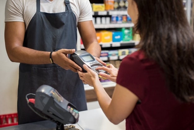 Kaart jat machine bij supermarkt