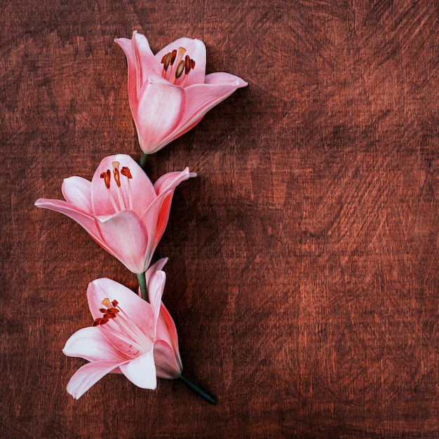 Kaart met een boeket roze lelies met kopieerruimte voor ontwerp