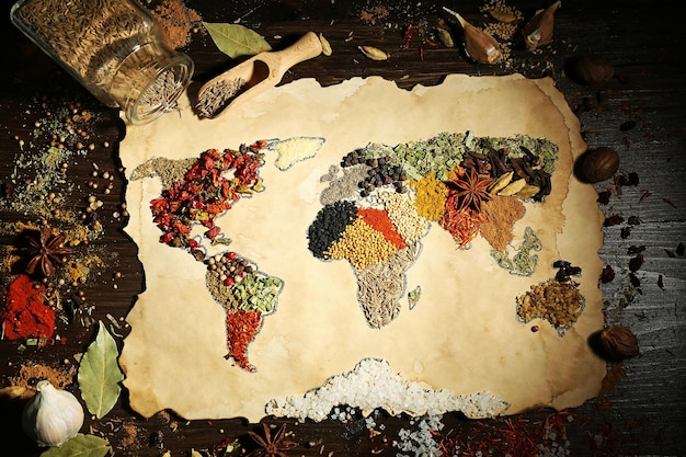 Kaart van de wereld gemaakt van verschillende soorten kruiden op houten achtergrond