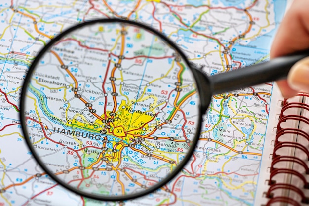 Kaart van Hamburg in Duitsland door vergrootglas reisbestemmingsconcept