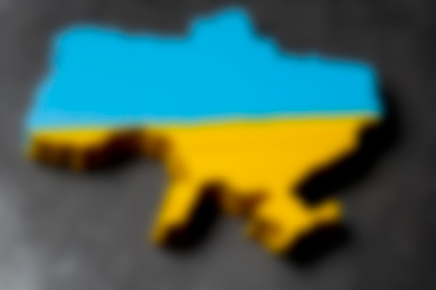Kaart van Oekraïne uit hout gesneden en geschilderd in de kleuren van de Oekraïense vlag