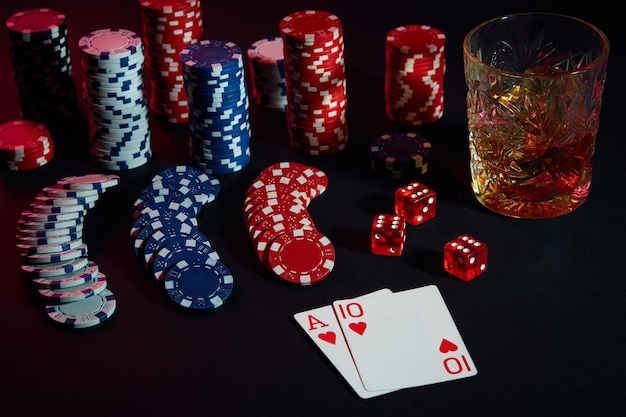 Kaarten van pokerspeler. Op tafel staan chips en een glaasje cocktail met whisky. Stilleven. Het concept van gokken. Online pokeren. Combinatie van kaarten