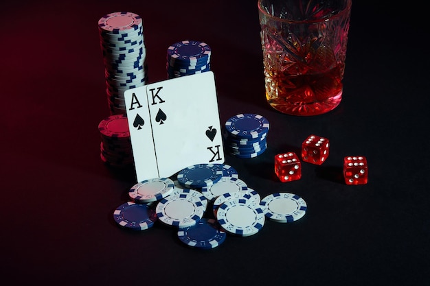 Kaarten van pokerspeler. Op tafel staan chips en een glaasje cocktail met whisky. Stilleven. Het concept van gokken. Online pokeren. Kaarten - Aas en Koning