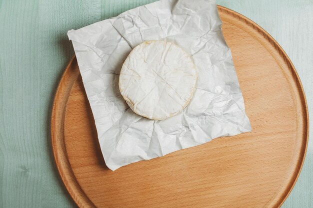 Kaas brie camembert op een houten lichte achtergrond bovenaanzicht vintage fotoverwerking