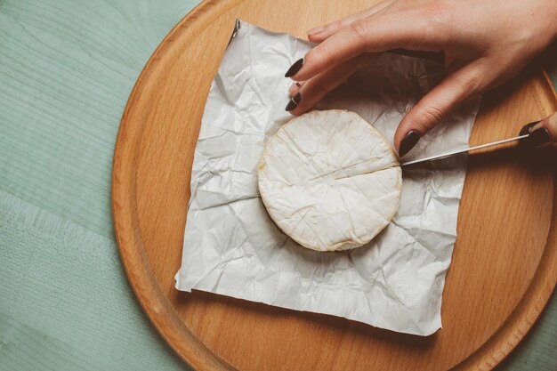 kaas brie camembert op een houten lichte achtergrond bovenaanzicht vintage fotoverwerking