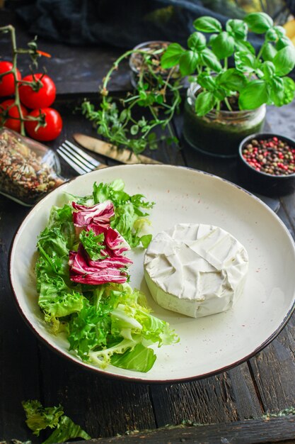 Foto kaas camembert of brie-menu