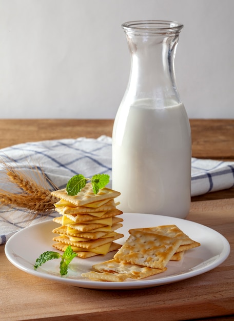 Kaas en crackers met verse melk