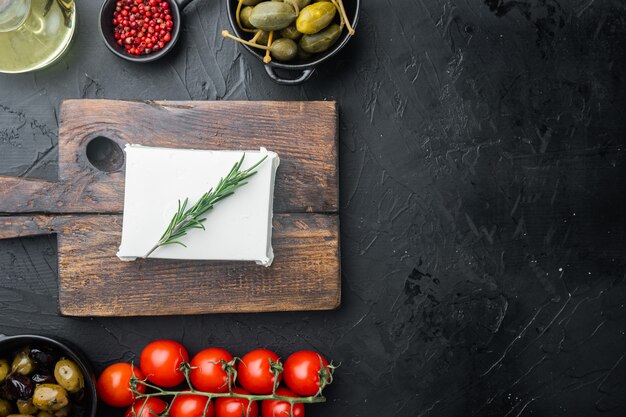 Kaas feta Griekse salade ingrediënten, op zwarte achtergrond, plat leggen met kopie ruimte voor tekst