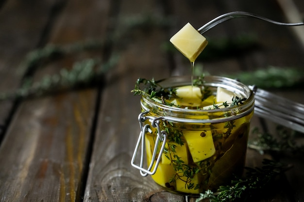 Kaas in olijfolie met aromatische kruiden (tijm en rozemarijn).