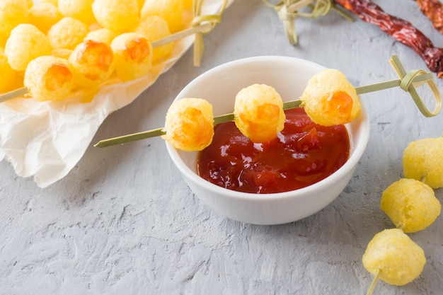 Kaas maïsbol met pittige tomatensaus