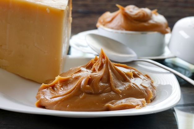 Kaas met braziliaanse "Dulce de Leche"/ Kaas/ Combinatie van kaas met 'melkkaramelsaus'