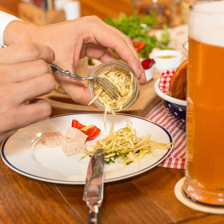 Foto kaas met franjes eten met bier