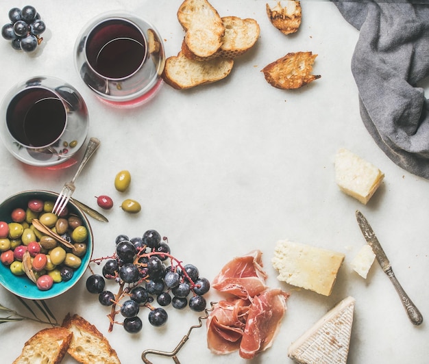 Kaas olijven druiven prosciutto gegrild stokbrood en rode wijn