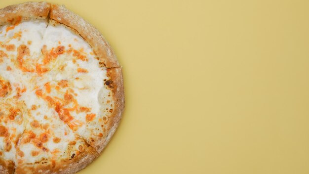 kaas pizza ligt op effen achtergrond close-up. minimalistisch foodconcept, kleurencombinatie