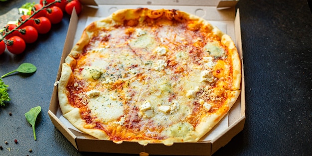 kaas pizza vier soorten kaas en verschillende soorten tomatensaus vers