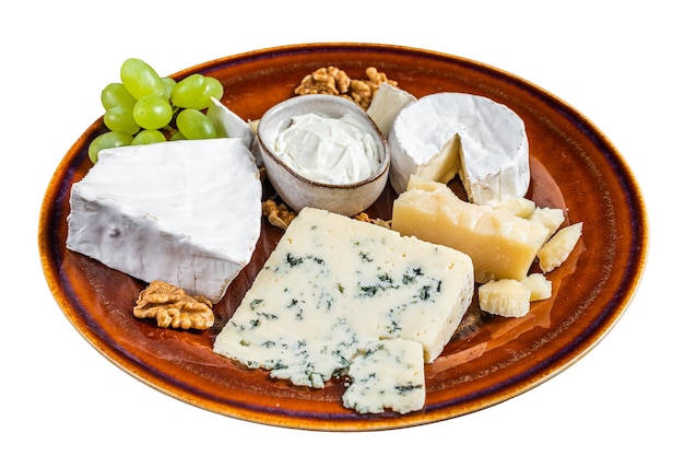 Kaas plaat met Brie Camembert Roquefort blauwe roomkaas druif en noten geïsoleerd op een witte achtergrond