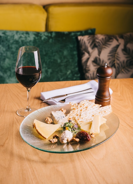 Foto kaas plaat op tafel met druiven en noten snacks voor wijn